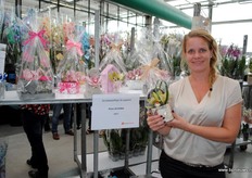 Prins Orchidee maakt arrangementen met snij-orchideeën. Natuurlijke materialen zijn een duidelijke trend, vertelt Cynthia.