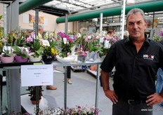 "De nieuwe arrangementen van Klusman bestaan uit orhidee in 9 cm potmaat in een arrangement met bedrukt glas en organza. De planten staan niet op substraat, maar op een soort mos. Dit heeft een capillaire werking, is onkruidvrij en steriliseerhaar. "En als je het laat vallen, ligt er niet overal aarde."
