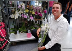 "Houdbaarheid, daar draait het om bij de producten van Aphrodite Orchidee. "We gaan niet voor de snelheid, maar voor de plantgezondheid", vertelt Jeroen van Weerdenburg. De phalaenopsis worden geleverd in potmaat 12 en 15."