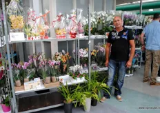Rob Batis van Greensales vertegenwoordigt vijf bedrijven. Links boven de verpakte producten van Orvi, links onder het Amsterdam-concept van Orchids4All, op de vloer de hangcybidiums van LZ (het seizoen begint over een maand)....
