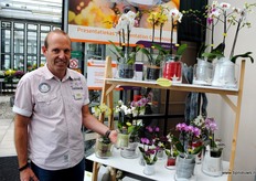 "Mathieu van Koppen van Opti-flor toont de twee nieuwe glazen potten die het bedrijf heeft ontwikkeld: de Design en de Nostalgia. Ze zijn in potmaat 12 en 7 te verkrijgen en in verschillende uitvoeringen als leatherlook, wood, kerst. "Het gaat allemaal om toegevoegde waarde."