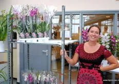 Anita Satter van Satter Orchids, gespecialiseerd in de phaleanopsis. Klantgerichtheid, betrouwbaarheid en flexibiliteit zijn volgens Anita belangrijke peilers van het bedrijf.