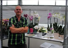 Chris toont de vrolijke, opvallende planthoezen van Stolk Flora.