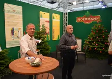 Plantarium is in de eerste plaats een vakbeurs voor de boomkwekerij. Op de foto Eigeil Peterson en Svend Kristiansen van kerstbomenkwekerij Nordmann
