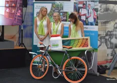 De dames van FloraMedia. Zij deelden bij de ingang lootjs uit, waarmee bezoekers elke beursdag weer kans maakten op een fiets