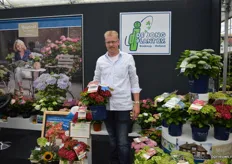 Eelco Nell van De Jong Plant. In de hand de prijswinnende hortensia uit de Magical serie, een serie van Kolster die de kweker in het assortiment heeft.