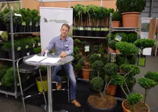 Tom Vollenbroek van boomkwekerij Jan Boomkamp. De kweker wil diens planten meer in antracietkleurige potten gaan leveren, maar zoekt nog naar de juiste toeleverancier.