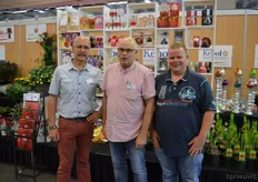 Martien Komen en Jan Ekelmans, die beiden de verkoop voor verschillende kwekers faciliteren. Rechts Aad Zuijderwijk van Kwekerij de Zonnebloem.