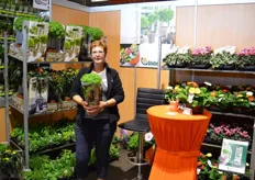 Jolanda Nieuwenhuijzen van Globe Plant. Het bedrijf is gespecialiseerd in de opkweek van groenteplanten, maar heeft ook in de sierteelt stevige voeten aan de grond, bijvoorbeeld met de gerbera en de cyclamen.