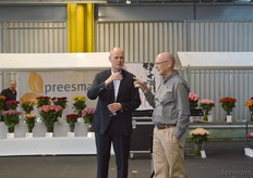 De bijeenkomst werd door Rens Buchwald, de CFO van FloraHolland, geopend. Op de foto: Rens Buchwald samen met Rinus Bouwman. ze drinken een kop koffie op Ethiopische traditionele wijze.