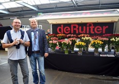 Alessandro Ghione van NIRP International en Örjan Hulshof van De Ruiter. In de stand van de Ruiter waren nieuwe en bestaande soorten te zien.