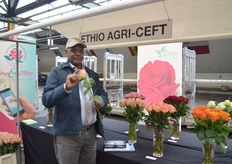 Esayas Kebede van Ethio Agri-Ceft. In een kas van 14,5 hectare worden 10 variëteiten gekweekt. De kas ligt op een hoogte van 2.300 meter en dit is te zien aan de grootte van de bloem. Volgend jaar zal de kas worden uitgebreid met 4 hectare.