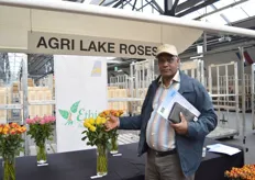 Esayas Kebede van Agri Lake Roses, een bedrijf van dezelfde eigenaar als Ethio Agri- CHEFT. Deze kas heeft een grootte van 5 hectare waarin vijf variëteiten worden gekweekt. Volgend jaar zijn ze van plan om de kas met 10,7 hectare uit te breiden.