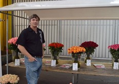 Michel Nuitenhuis van Van Kleef Roses. Hier worden nieuwe soorten gepresenteerd.