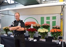 Wout Oor van Olij Breeding presenteert nieuwe en bestaande variëteiten. In Ethiopië hebben ze zelf ook een kas van 15 hectare staan waarin ze hun eigen soorten kweken. In Afrika vertegenwoordigen zij Jan Spek Rozen.