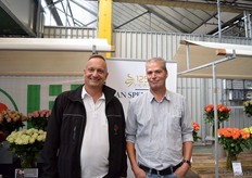 Sjenn Kragtwijk van Jan Spek Rozen samen met Wilco Visser van Kordes Roses die ook even een kijkje kwam nemen op de bijeenkomst.