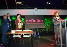 De burgemeester van Amstelveen, Mirjam van ‘t Veld hield een praatje en had een leuke meededeling…