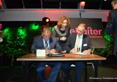 Uit handen van burgemeester van ’t Veld ontvingen Oscar en Henk het predicaat van hofleverancier. Hier tekenen Oscar en Henk de papieren.