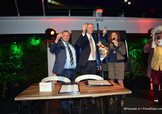 Er wordt een toost uitgebracht.