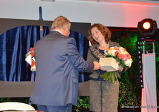 Henk overhandigt een “mannetje”.