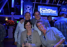 Charl van Dam en Jan Rue van Royal De Ruiter, samen met hun vrouwen: Saskia Rue en Irma van Dam.