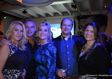 Örjan Hulshof van Royal De Ruiter. (tweede van rechts) met een aantal toeleveranciers: van links naar rechts: Christina Stroeinga, Jan-Ard Stroetinga, Natalie Hulshof, Örjan Hulshof en Marloes Bisschop.