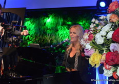 Zangeres, pianiste en DJ Maaike