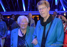 Riet de Ruiter-van Leeuwen, vrouw van de oudste zoon van Gerrit, Gijs. Rechts eveneens Riet, de dochter van Riet en Gijs