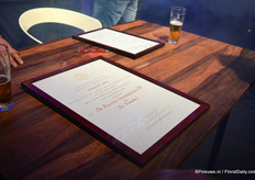 De oorkonden, gekrabbeld door de koning, die Henk en Oscar uit handen van de burgemeester van Amstelveen in ontvangst mochten nemen