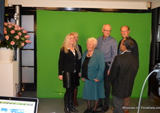 Riet de Ruiter en familie poseren met Willem en Maxima