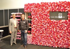 Potplantenkweker Henri van der Does (rechts), in gesprek met de veredelaar Olivier Morel