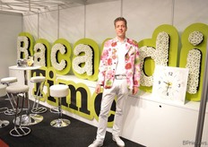 Rick Minck van Dümmen Orange. Bacardi is een ras dat al 11 jaar veel gekweekt wordt. De grootste kwekers ervan waren op de stand uitgenodigd en kregen een klok (op de foto rechts) overhandigd.