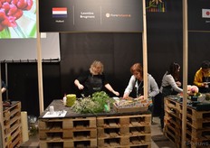 Out of the Vase competitie in volle gang. Studenten uit verschillende landen – allen mensen die nadrukkelijk niet uit de bloemen komen – kregen opdrachten 'out of the box' bloemcreaties te maken. Namens Nederland deed Leontine Brugmans mee.