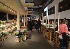 Out of the Vase competitie in volle gang. Studenten uit verschillende landen – allen mensen die nadrukkelijk niet uit de bloemen komen – kregen opdrachten 'out of the box' bloemcreaties te maken. Namens Nederland deed Leontine Brugmans mee.