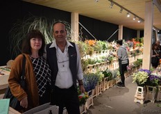 Marijke Rethans van Fresh Retail en Moshe Peretz van Aviv, de bloemcoöperatie uit Israël, van wie het idee voor de Out of the Vase competitie afkomstig is.