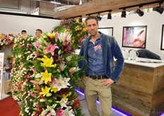 Raymond Vijverberg van Qualily, op de beurs samen met Kwekerij de Opstal en JCM Mulder. De donker rood gekleurde lelie, Firebold, is nieuw in het assortiment.