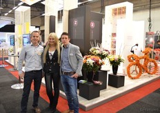 Een van de – overigens vele – indrukwekkend stands op de beurs was die van House of Brands Grow for You, de vlag waaronder Unicum, Zentoo, Samore en Colours of Nature zich verenigd hadden. Op de foto vlnr Richard van der Hout (Unicum), Maaike en Danny van Uffelen (Zentoo).