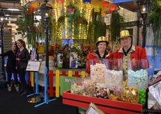 Barendsen Flower Export, kwekersverenigingen van lelies, gerbera’s, lisianthus en chrysanten, Van Woudenberg Gardenplants en 2Dezign trakteerden bezoekers, op de rotonde op de oprit van het FloraHolland terrein, op een 'fun' draaimolenbrengen en, bij een van de toegangen tot de beursvloer, op nog een kleinere variant daarvan en - voor de liefhebbers - een zak snoep