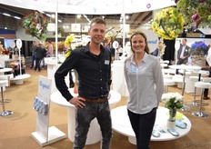 “Beyond Chrysant beheerst de hele keten en kan daardoor een langer vaasleven garanderen”, aldus Wouter Duijvesteijn. Hier op de foto met Floor Dekker.