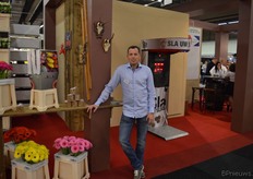 Peter Barendse van Gerberakwekerij Barendse, samen met enkele andere gerbera- en rozenkwekers op een plein.