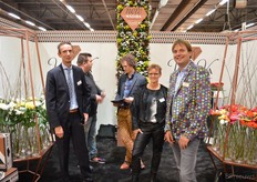 Vannova is een vereniging van 7 chrysanten- en gerberakwekers. Op de voorgrond Andre en Marjan van Kester en Laurens van der Lans (op de achtergrond zijn Wessel van Paaseen en Danny de Bruin in gesprek).