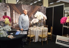 Walter Grootscholten is een van de weinige producenten van snij-ochideën. Op de beurs vertegenwoordigd door Pascal Matla