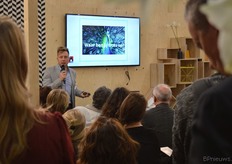 In het FloraHolland House doorlopend activiteiten. Hier vertelt Remy Steijger over effectief gebruik van social media – en hij trok daarmee veel publiek.