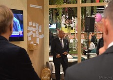 Adjiedj Bakas, trendwatcher, geeft een presentatie in het FloraHolland House