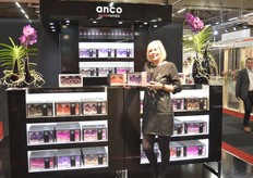 De flitsende stand van Anco Vanda Orchideën, hier vertegenwoordigd door Sandra Verleeuwen. De geschenkverpakking heet Vanique 3