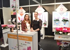 Isabelle Andre en Marlies Bensdorp presenteerden de nieuwste cyclamen.