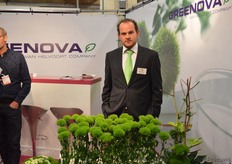 Marien Kuijntjes van Van Helvoort Chrysanten. Het bedrijf timmert hard aan de weg met de Greentrick, waar het inmiddels 2,5 ha van onder belichting heeft staan en het aldus jaarrond kan leveren.