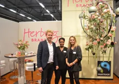 Marco van der Burg, Salome Seyoum en Jane Nebbeling van Herburg Brand, rozenproducent uit Ethiopië.