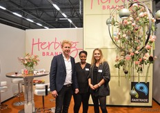 Marco van der Burg, Salome Seyoum en Jane Nebbeling van Herburg Brand, rozenproducent uit Ethiopië.