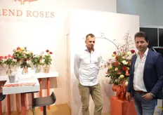 Remco van Arend en Niels van Stakenburg van Arend Roses. De Red Eagle is een nieuwe rode roos, die men momenteel en i.s.m. Kordes Roses aan het ontwikkelen is.